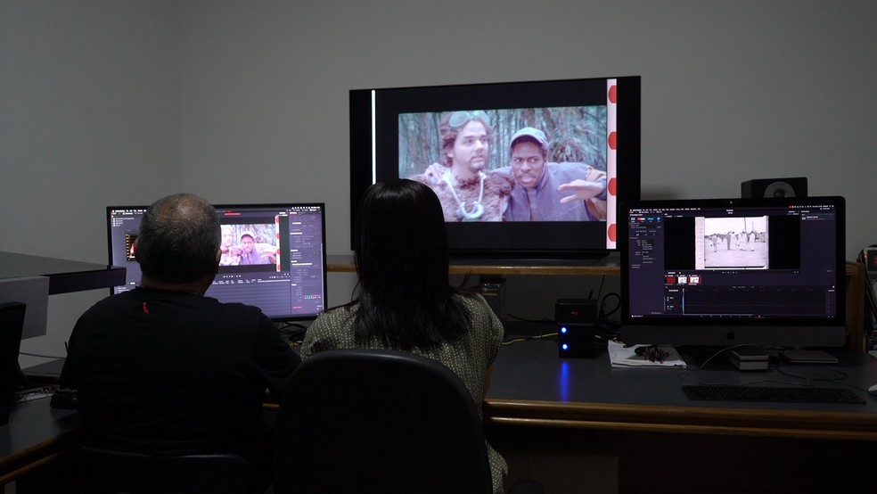 Aarão Marins, diretor técnico da Mapa Filmes, e Débora Butruce, preservadora audiovisual e restauradora, durante digitalização de "Saneamento básico, o filme" em 4K — Foto: Divulgação/Mateus Cabral Maciel