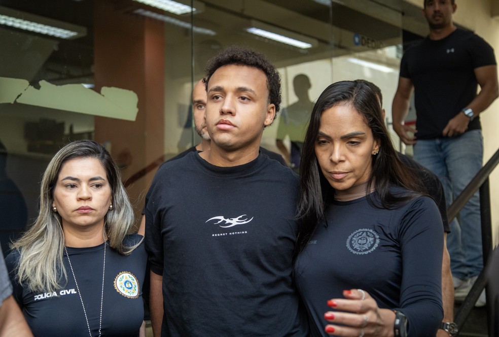 Vitor Hugo Simonin sai da 12ª DP (Cobacabana) — Foto: Ana Branco / Agencia O Globo