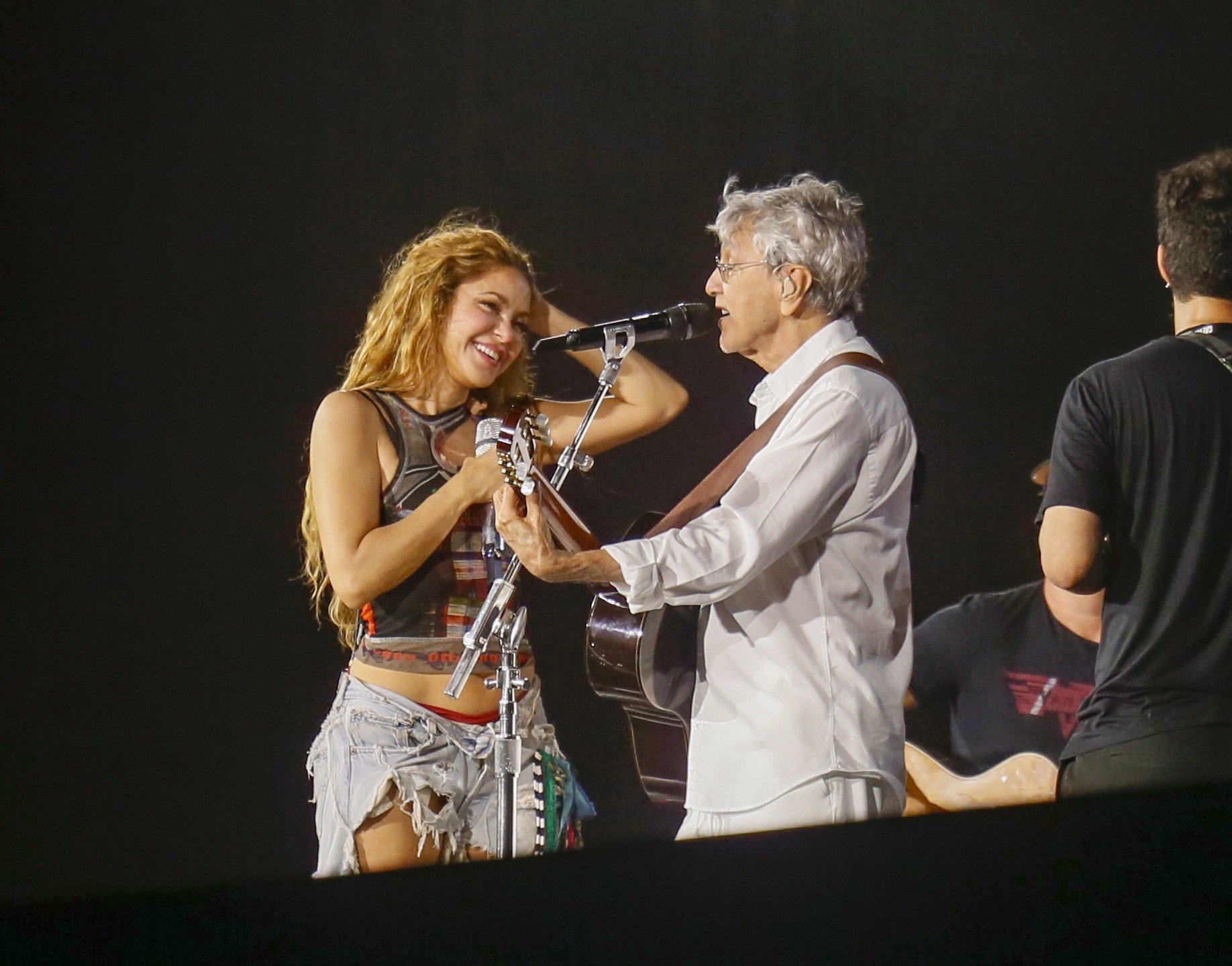 Shakira faz ensaio em Copacabana com Maria Bethânia e Caetano Veloso e antecipa clima de show na praia diante de multidão