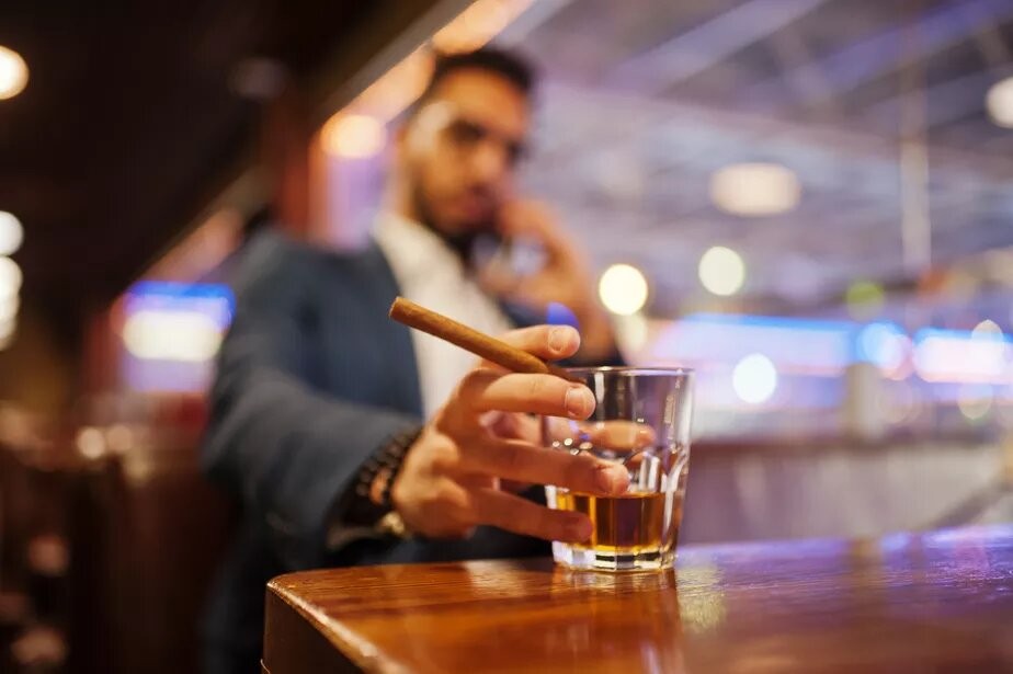 O tabagismo foi de longe o maior contribuinte, seguido pelo álcool e o excesso de peso. — Foto: Freepik