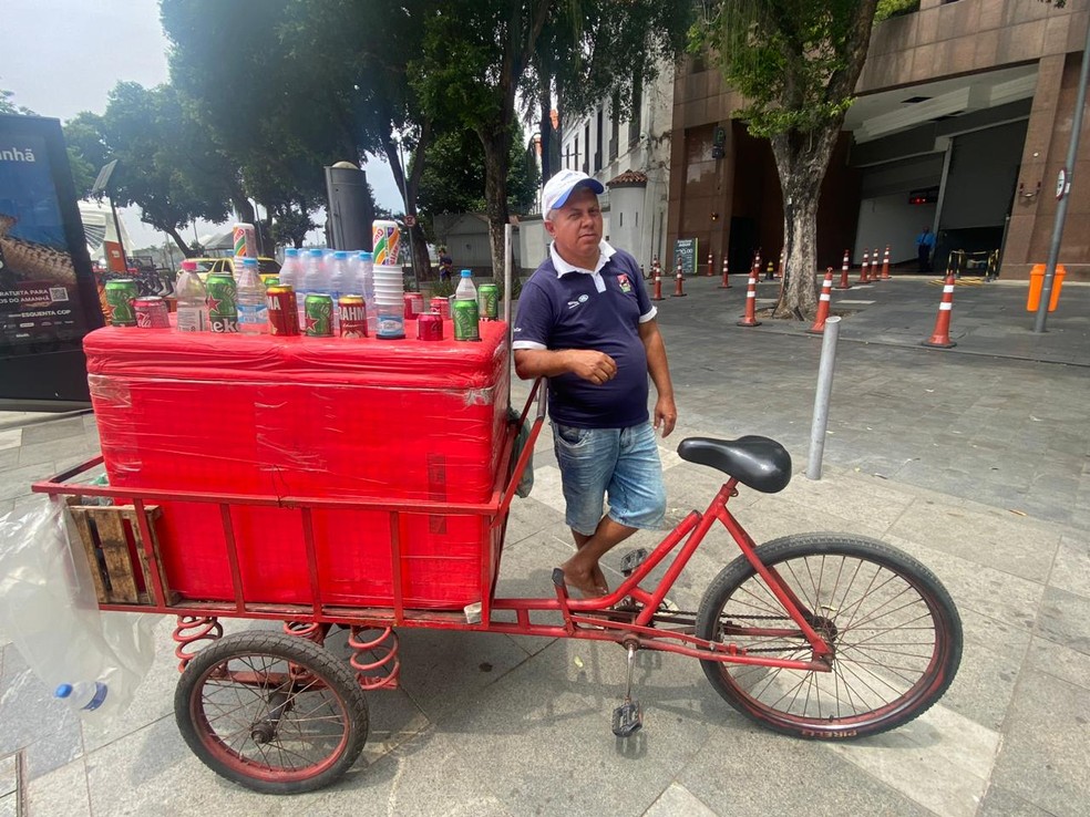 Cyclists celebrate the bike lane from Plaça Maua to Leblon — Photo: Thomaz Rocha
