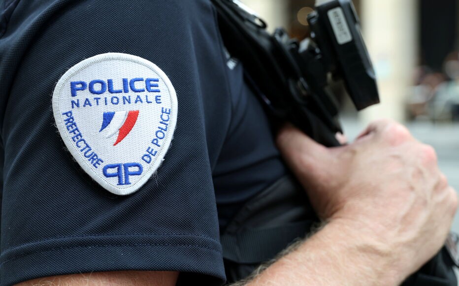 Segurança da Guarda Real da Arábia Saudita é rendido por homem armado e tem relógio de luxo roubado em Paris - QTU Questões do Universo