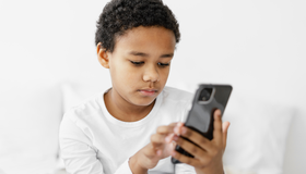 A infância e os riscos do uso precoce de celulares