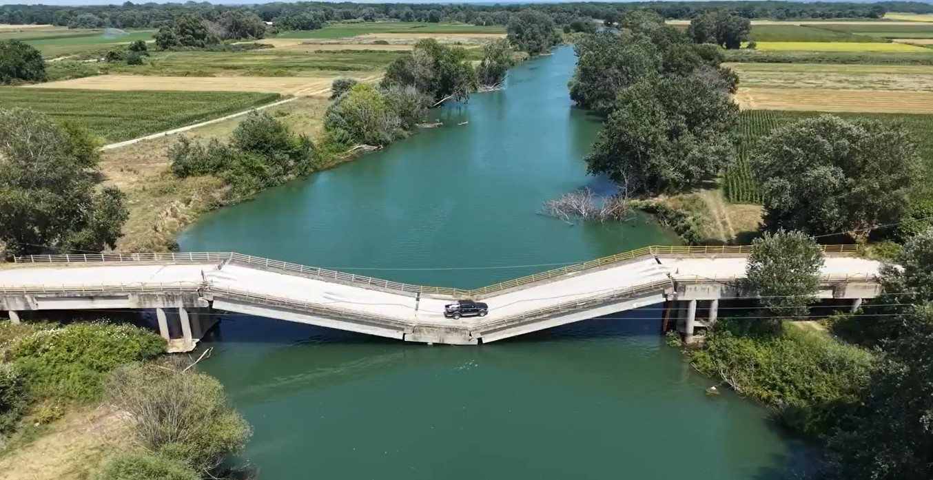Vale o risco? Motoristas atravessam ponte parcialmente destruída para evitar desvio de 20 minutos na Grécia; vídeo - QTU Questões do Universo
