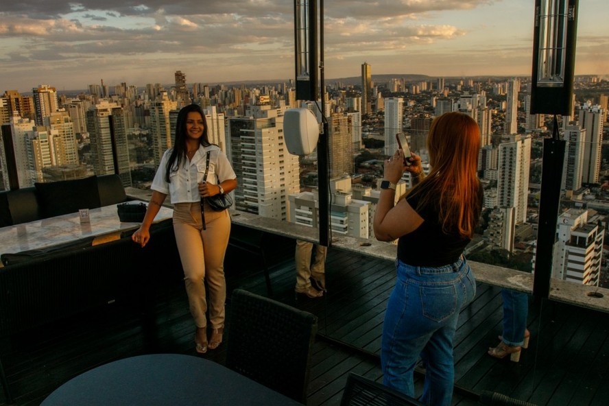 Visitante  fotografada no terrao de um sofisticado restaurante da capital de Gois: avano em servios para o pblico classe A. Ao fundo, o skyline de Goinia