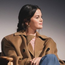 Selena Gomez usando um casaco no tom Mocha Mousse — Foto: Reprodução/Instagram