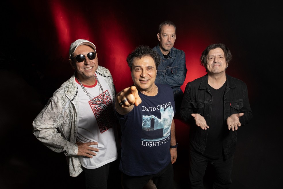 A partir da esquerda, Guto Goffi, Frejat, Dé Palmeira e Maurício Barros: os músicos reunidos na turnê Barão Vermelho Encontro — Foto: Ana Branco