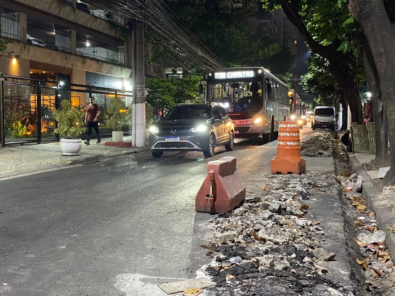 Entulho ocupa trecho de rua e prejudica trânsito em Icaraí, Niterói