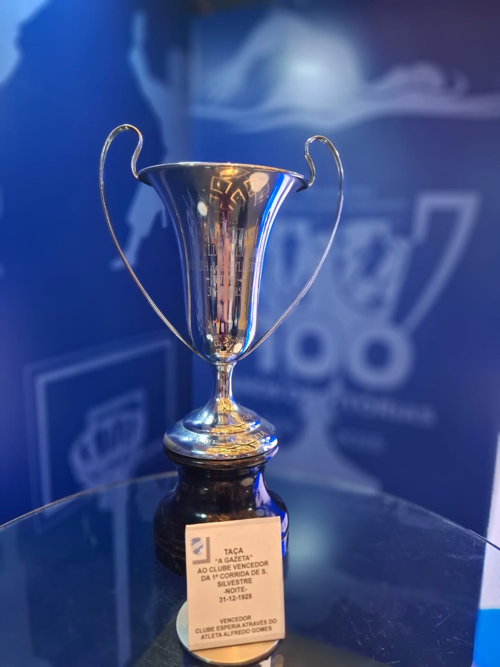 Taça 'A Gazeta' dada ao primeiro clube vencedor da São Silvestre, em 1925.