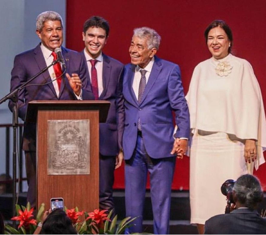 Governador Jerônimo Rodrigues ao lado do sogro, João Fonseca Velloso, e da esposa, em evento