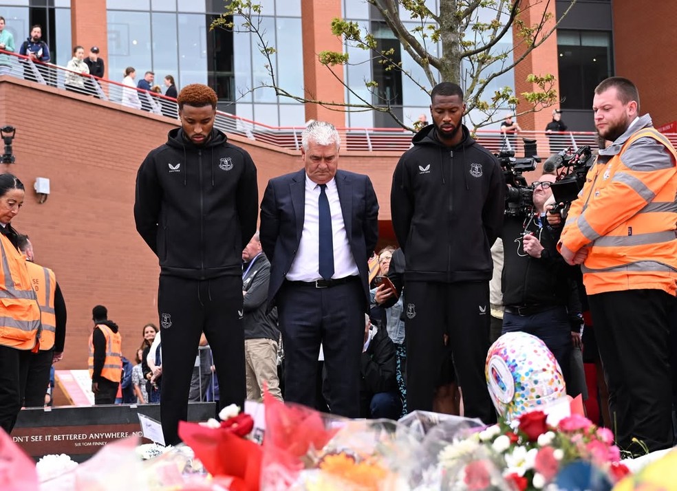 Representantes do Everton prestam homenagens a Diogo Jota no estádio do Liverpool — Foto: Divulgação