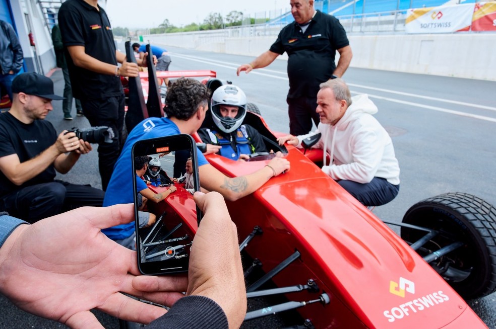 Rubens Barrichello ao lado do filho Eduardo no Exclusive Partner Racing Event, em 2024 — Foto: Divulgação SOFTSWISS