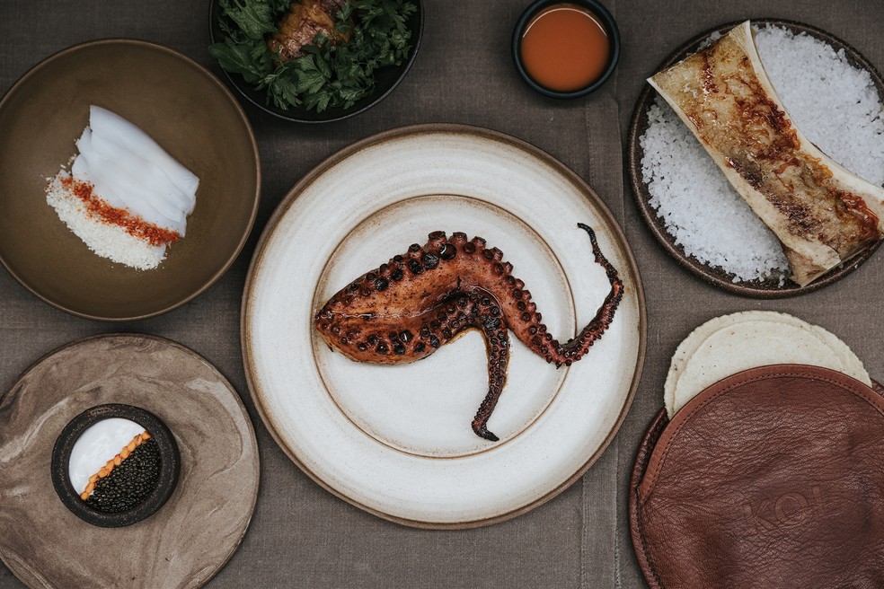 Polvo grelhado, um dos pratos servidos no KOL, o primeiro restaurante mexicano no Reino Unido a ganhar uma estrela do 'Guia Michelin' — Foto: Joanna Yee/The New York Times