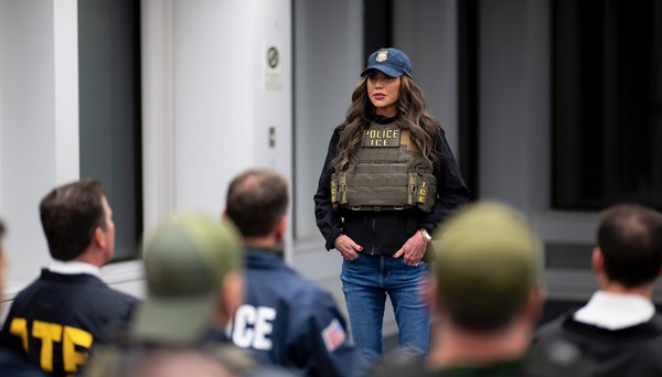 Quem é a 'Barbie do ICE' do governo Trump, que conseguiu irritar democratas e republicanos