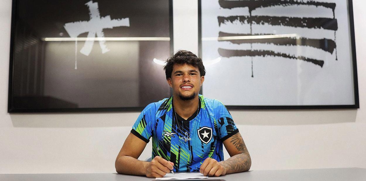 Bruninho Samúdio pega pênalti, faz grande defesa no rebote e xinga adversário pelo sub-17 do Botafogo: 'Seu c...'