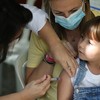 Menina recebe vacina no Rio. - Lucas Tavares/ O Globo