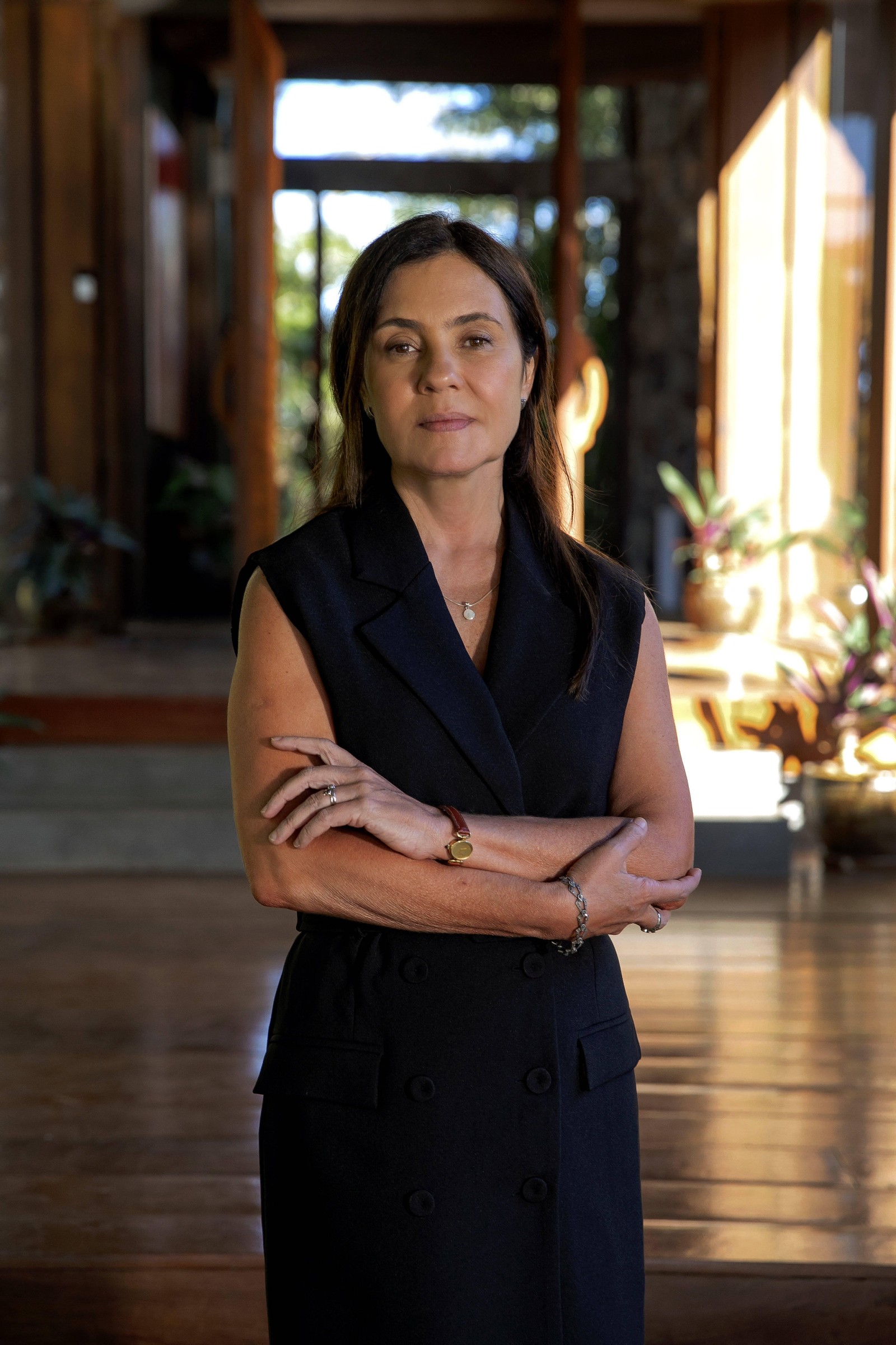 Mércia (Adriana Esteves) trabalha há anos na casa de Molina (Rodrigo Lombardi), de quem é amante e com quem tem um filho que rejeita, Mavi (Chay Suede)  — Foto: Globo/ Manoella Mello