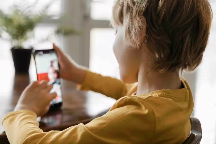Suécia recomenda não dar celulares com acesso à in
