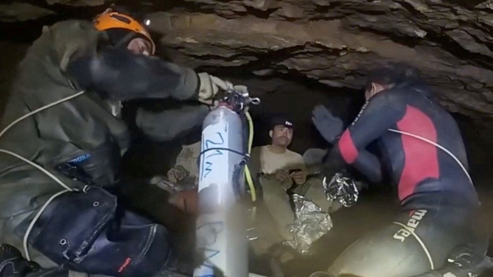 4 pessoas presas em caverna inundada no Laos são resgatadas em segurança