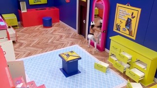 Ainda no 'BBB 24', Isabelle quebrou todo o cenário durante uma prova do líder. Ela deveria encontrar peças de quebra-cabeça escondidas no local, mas usou muita força e destruiu tudo. O cenário teve que ser reconstruído para o próximo participante fazer a prova, o que levou bastante tempo — Foto: Reprodução
