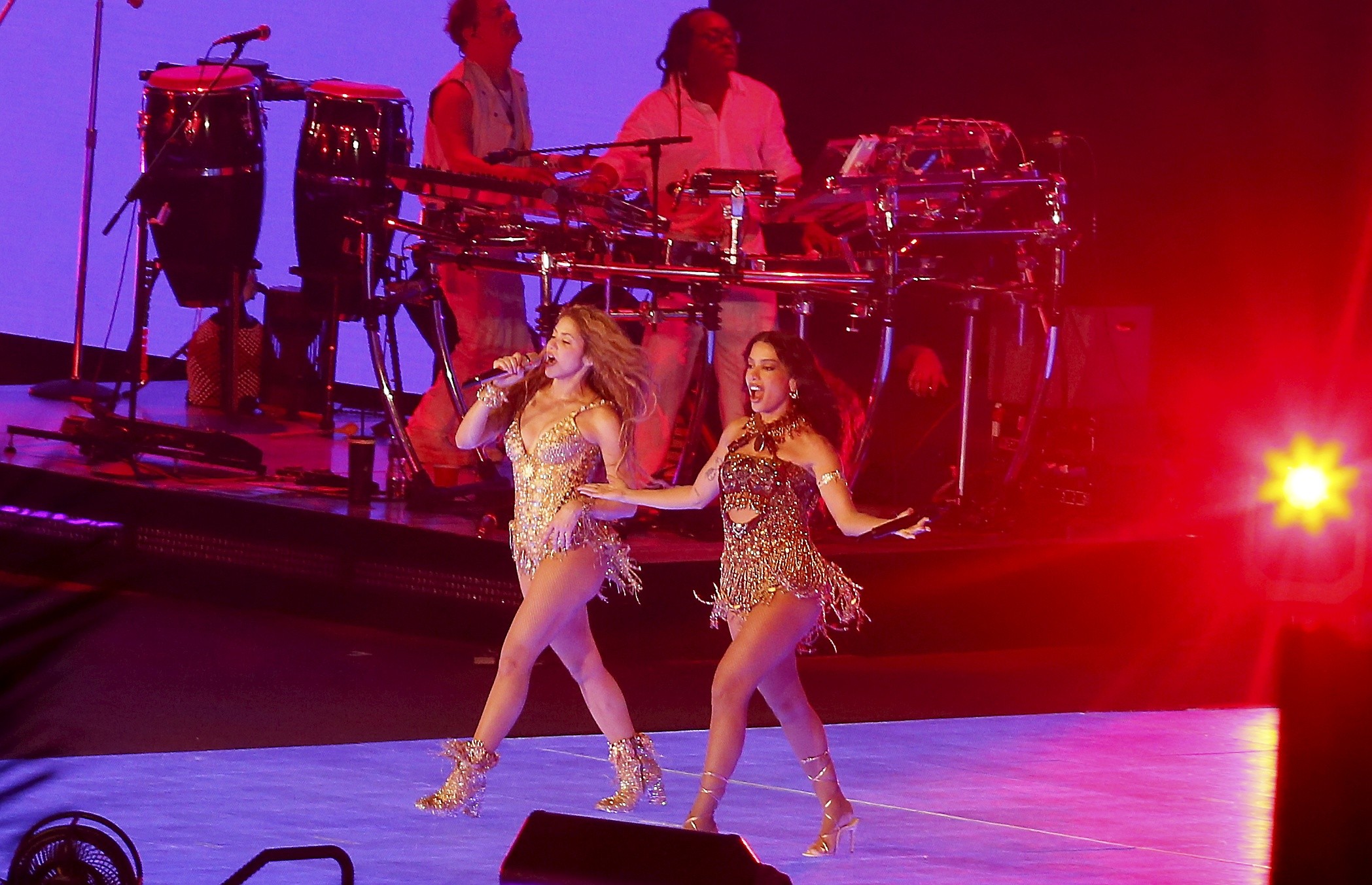 Shakira celebra participação de Anitta no show em Copacabana: 'Quero fazer de novo'