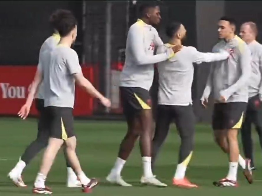 Salah empurra Arnold em treino do Liverpool, que faz, nesta terça-feira, jogo de volta contra PSG pelas oitavas de final da Champions League