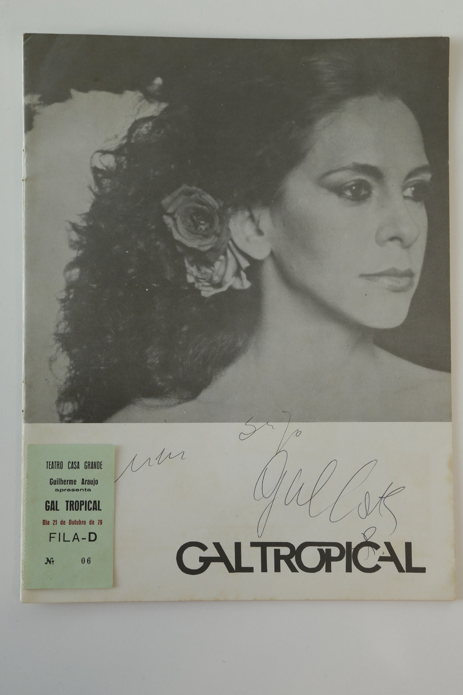 Programa do histórico show "Gal Tropical", com canhoto do ingresso e autógrafo da cantora — Foto: Roberto Moreyra