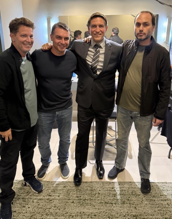 Produtor de obra sobre Bolsonaro, Mario Frias afirma que Flávio 'não tem qualquer sociedade no filme'