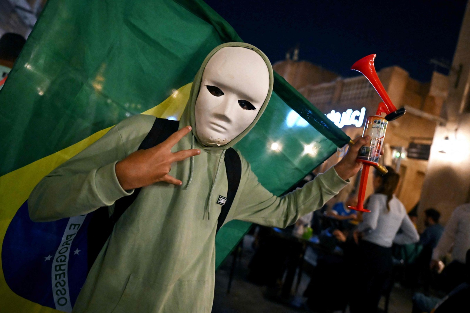 Torcedor do Brasil usando máscara posa no Soud no Souq Waqif, em Doha. — Foto:  ANDREJ ISAKOVIC / AFP