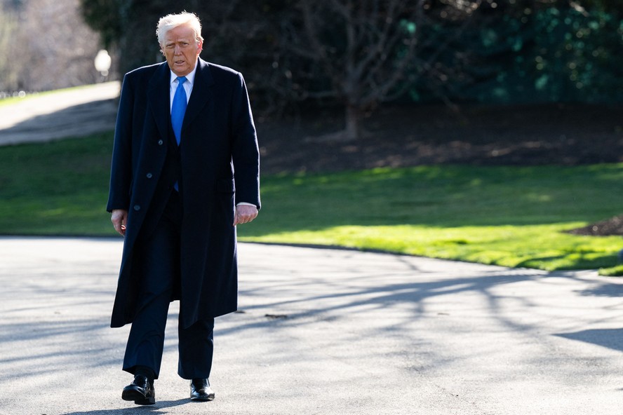 Presidente dos EUA, Donald Trump, caminha na Casa Branca