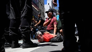 Manifestante é detido em Buenos Aires. Milei decretou, na semana passada, um megadecreto para mudar ou eliminar 366 regras econômicas — Foto: Luis ROBAYO / AFP
