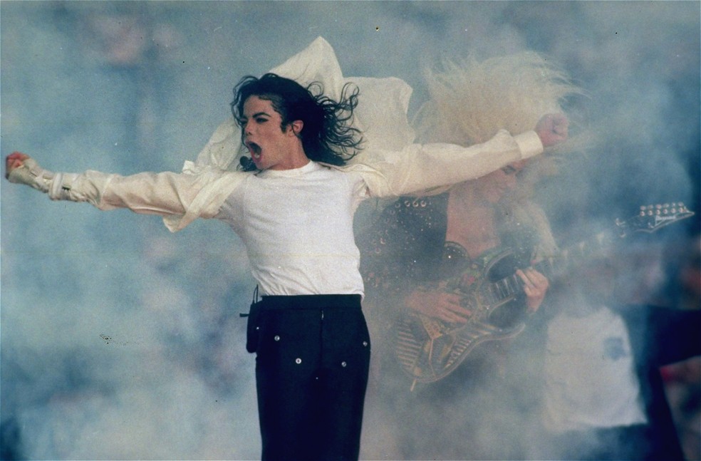 Michael Jackson, no show do intervalo do Super Bowl, em 1993 — Foto: Rusty Kennedy/AP
