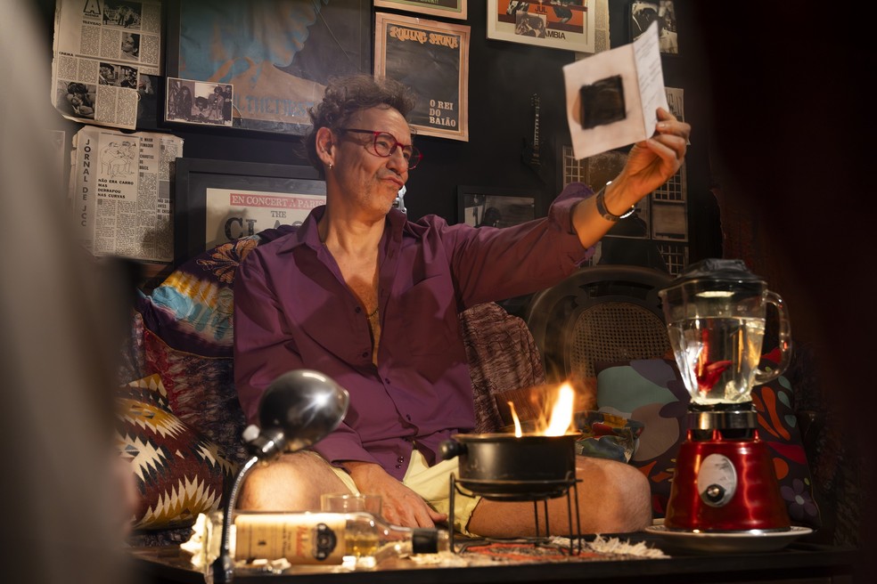 O ator Emilio de Melo em cena do filme “Ninguém pode provar nada – A inacreditável história de Ezequiel Neves”, de Rodrigo Pinto — Foto: Divulgação/Beto Roma