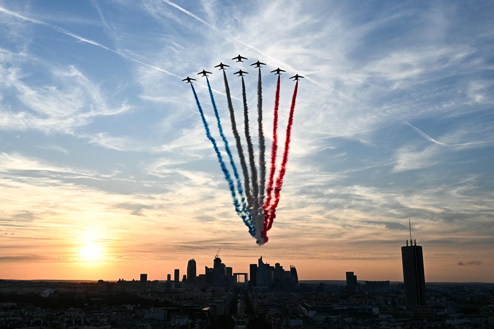 Show da Patrulha Acrobática Francesa que coloriu o céú de Paris com as cores da bandeira da França. — Foto: MARTIN BUREAU / AFP