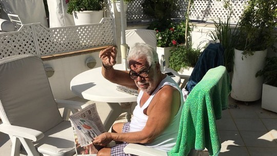 Manoel Carlos faz 90 anos e ganha homenagem da filha: 'Abençoado pelo sol e rodeado de jornais'