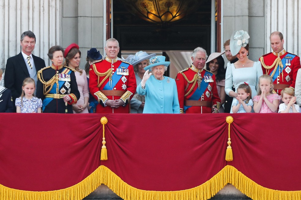 Rainha Elizabeth II e integrantes da família real na sacada do Palácio de Buckingham. — Foto: Daniel Leal/ AFP