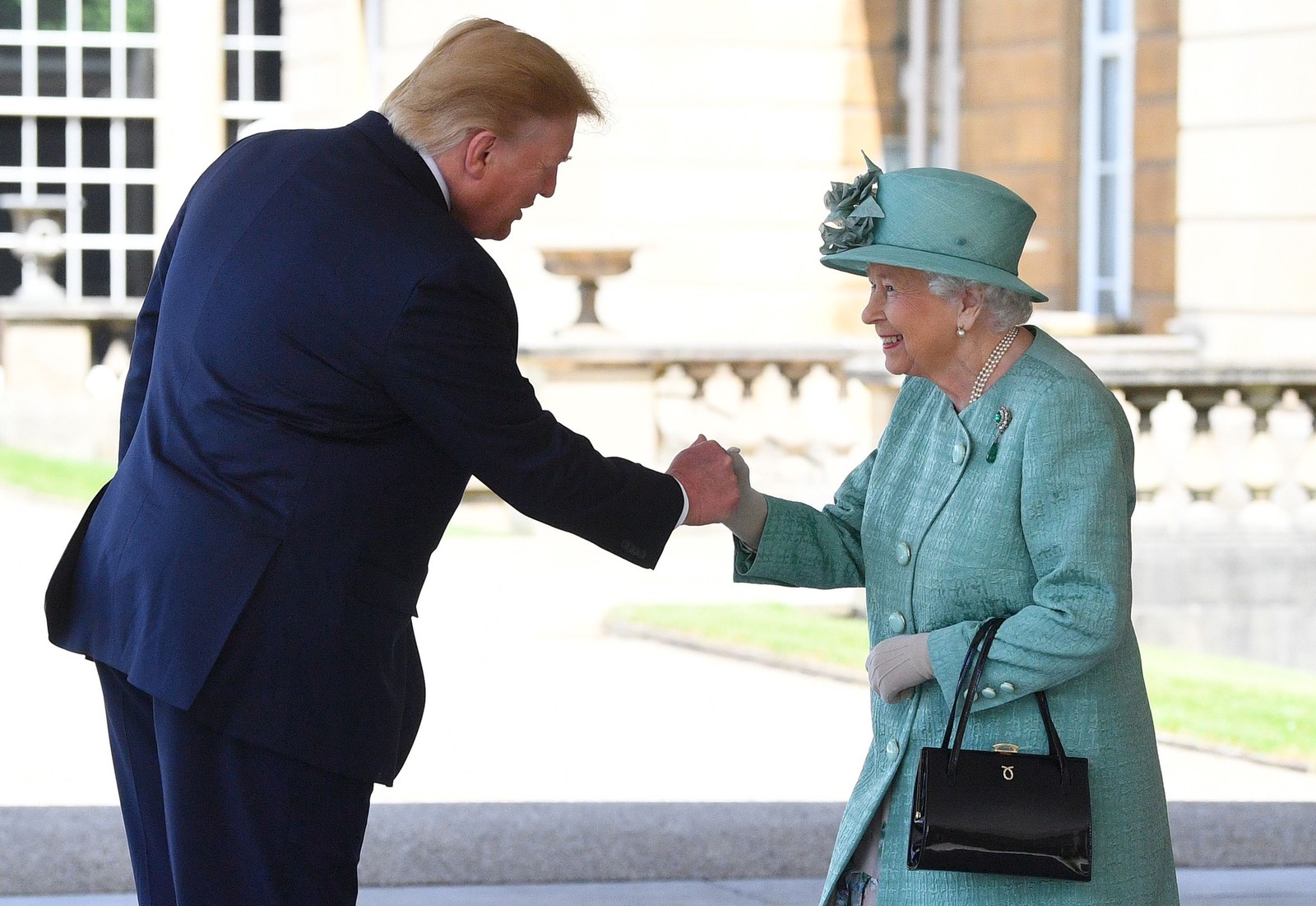 Em visita oficial à Inglaterra, o presidente Donald Trump, recebido pela rainha Elizabeth II no Palácio de Buckingham, chamou de “fracassado” oprefeito de Londres, Sadiq Khan, que o criticou. Ele já havia sugerido, na véspera, que o país saia sem acordo e dê calote na União Europeia AFP - 03/06/2019