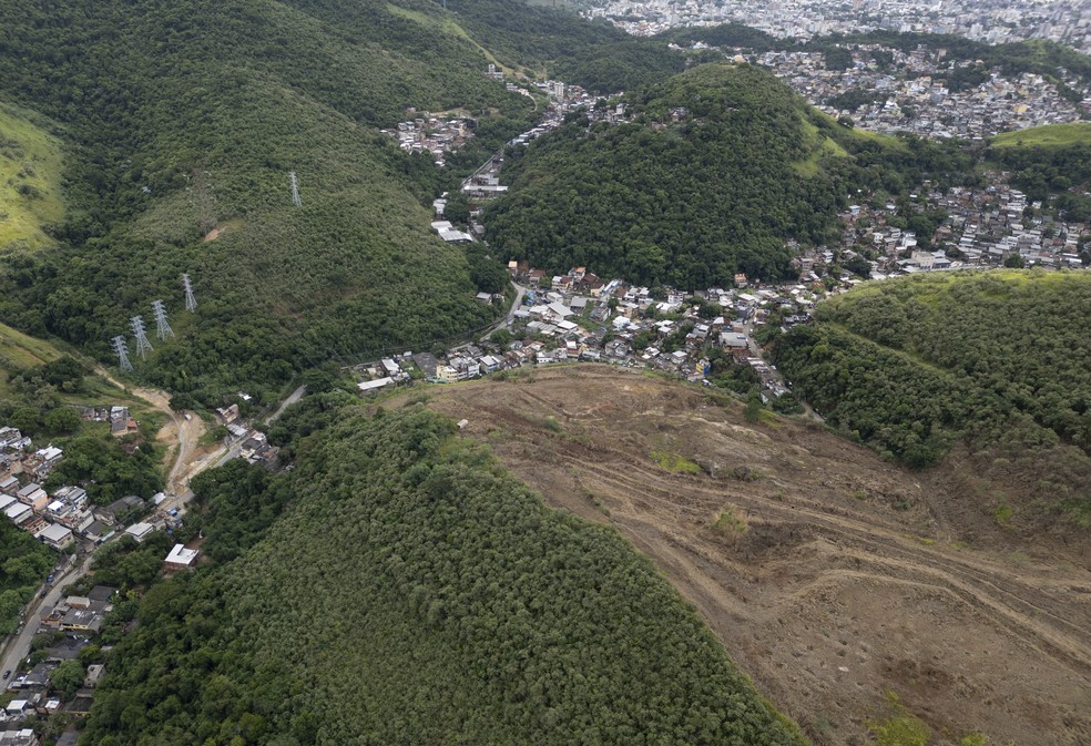 Terrenos nas adjacências da Estrada Comandante Luís Souto e Estrada da Chácara, no bairro da Praça Seca, próximo a Vila Valqueire e comunidade da Chacrinha — Foto: Márcia Foletto/Agência O Globo