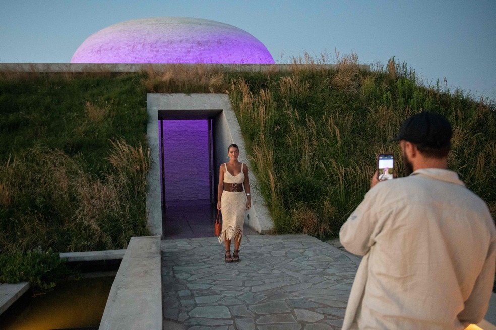 Visitantes em frente à instalação 'Ta Khut', um dos 'skyspaces' criados por James Turrell, na Posada Ayana em José Ignacio, no litoral do Uruguai — Foto: Santiago Mazzarovich / AFP