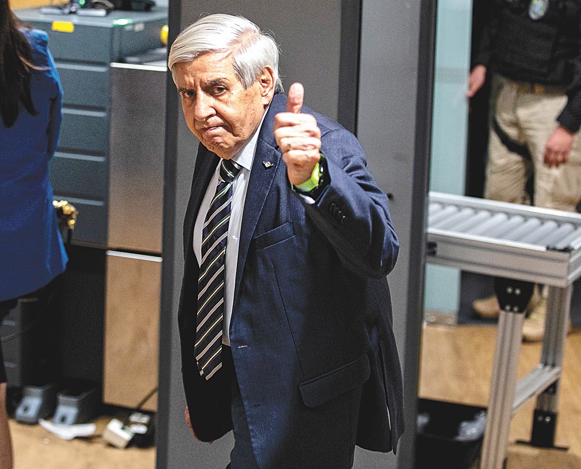 Militares viam Heleno 'a&eacute;reo' na pris&atilde;o e ampliaram pedido para ex-ministro de Bolsonaro cumprir pena em casa