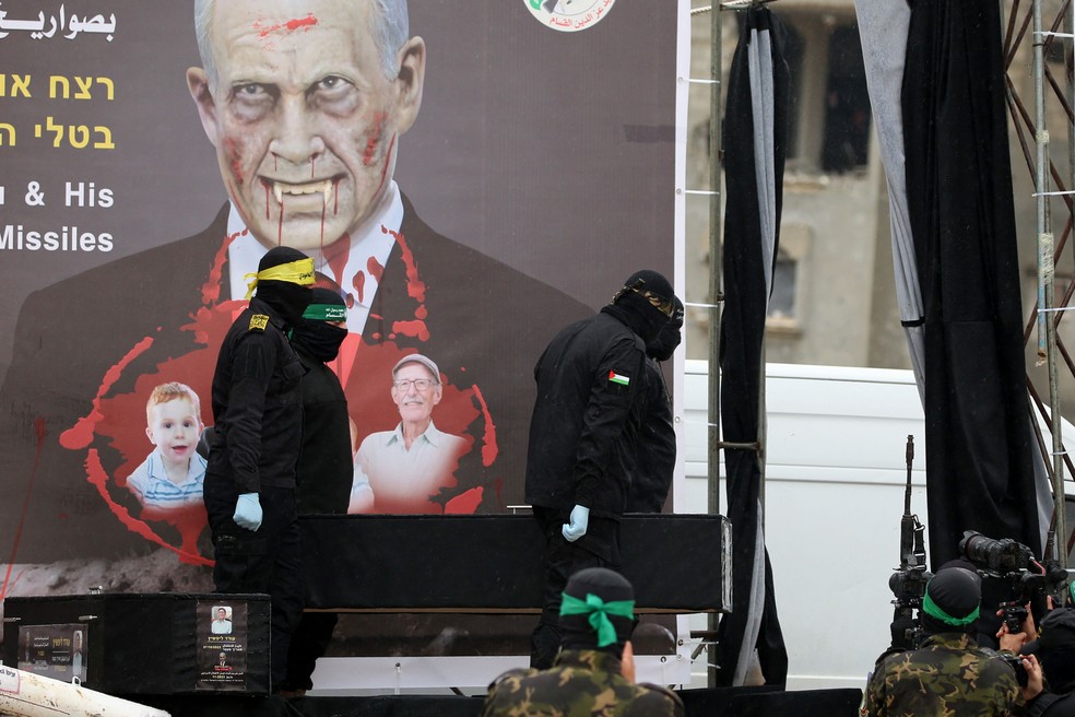 Homens do Hamas carregam caixão de refém israelense morto na Faixa de Gaza — Foto: Eyad Baba/AFP