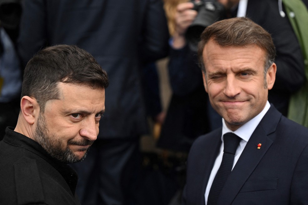 O presidente da Ucrânia, Volodymyr Zelensky, e o presidente da França, Emmanuel Macron, durante reunião de líderes europeus na Albânia — Foto: Armend Nimani/AFP
