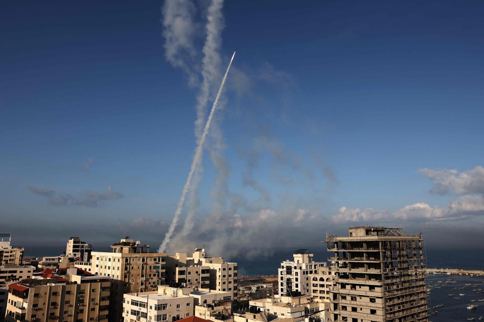 Foguetes são disparados da Cidade de Gaza em direção a Israel  — Foto: MAHMUD HAMS / AFP