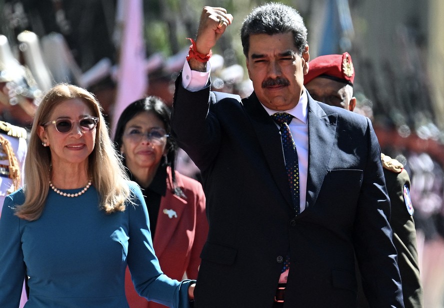 O presidente da Venezuela, Nicolas Maduro, ao lado da primeira-dama Cilia Flores, chega para sua posse em 10 de janeiro de 2025