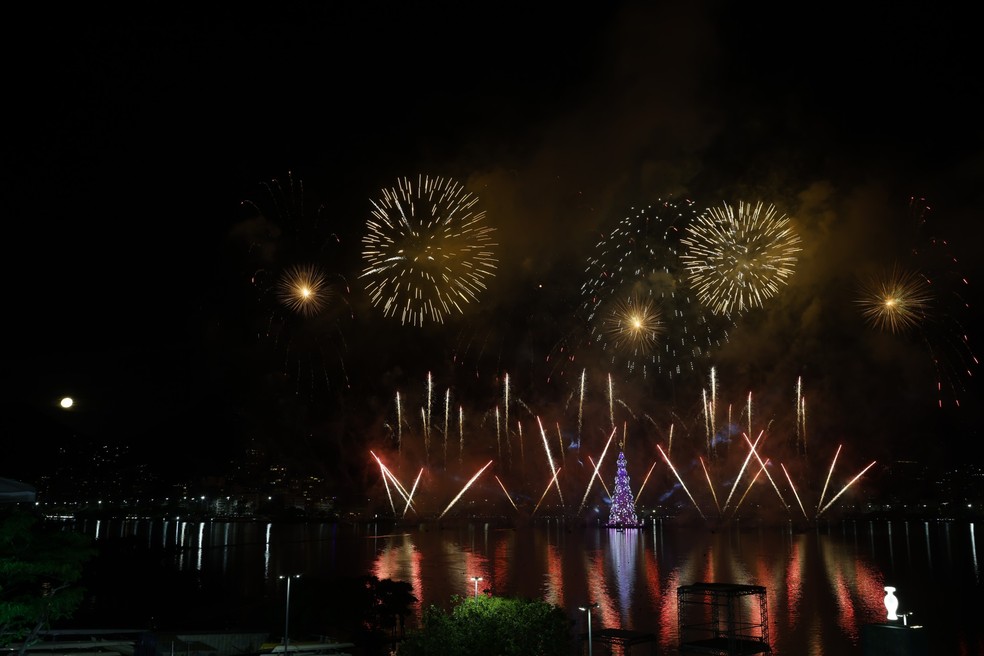 The inauguration of the Lagoa tree took place with fireworks — Photo: Alexandre Cassiano / Agência O Globo