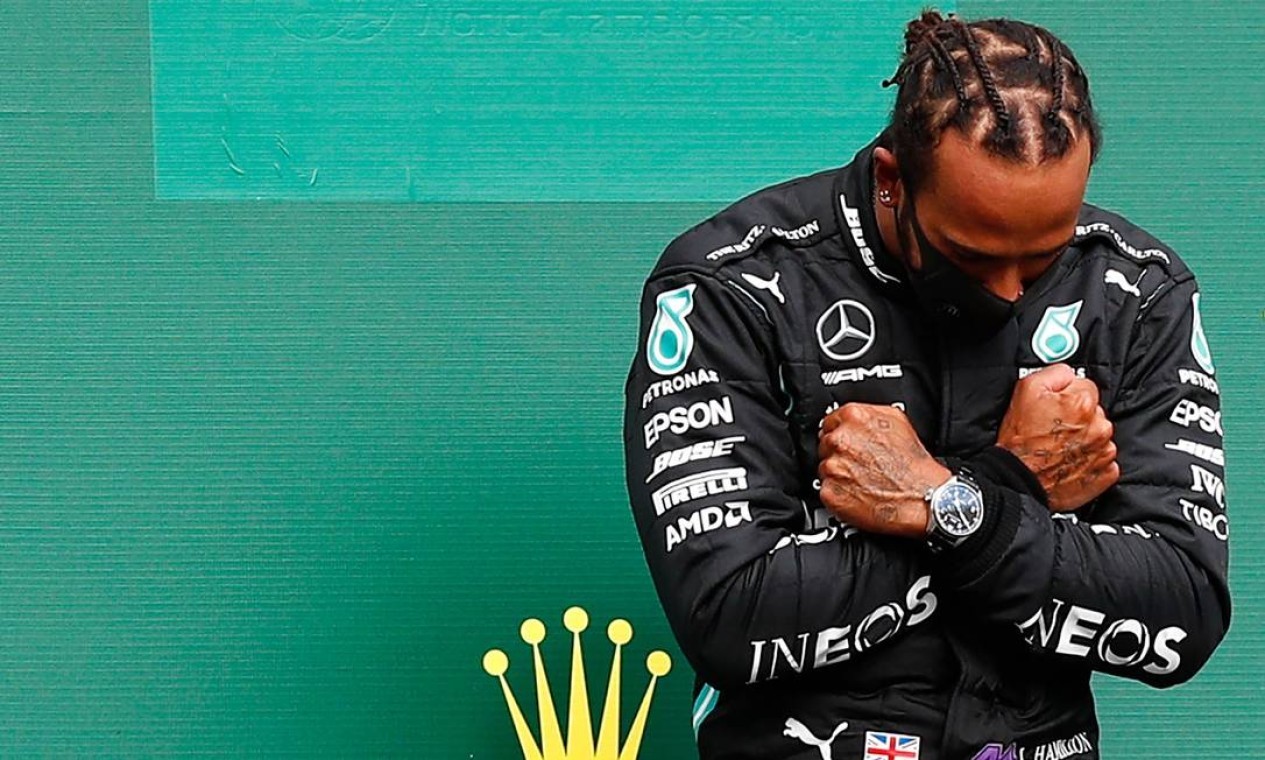 Hamilton faz um gesto "Wakanda para sempre" após vencer o Grande Prêmio da Bélgica de Fórmula 1, em agosto, numa referência à morte do ator Chadwick Boseman, que interpretou o herói Pantera Negra  — Foto: FRANCOIS LENOIR / AFP