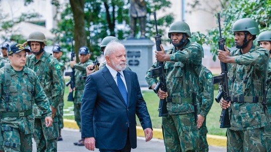 No momento em que Lula busca aproximação com a caserna, Marinha dá prazo para seus militares se desfiliarem de partidos
