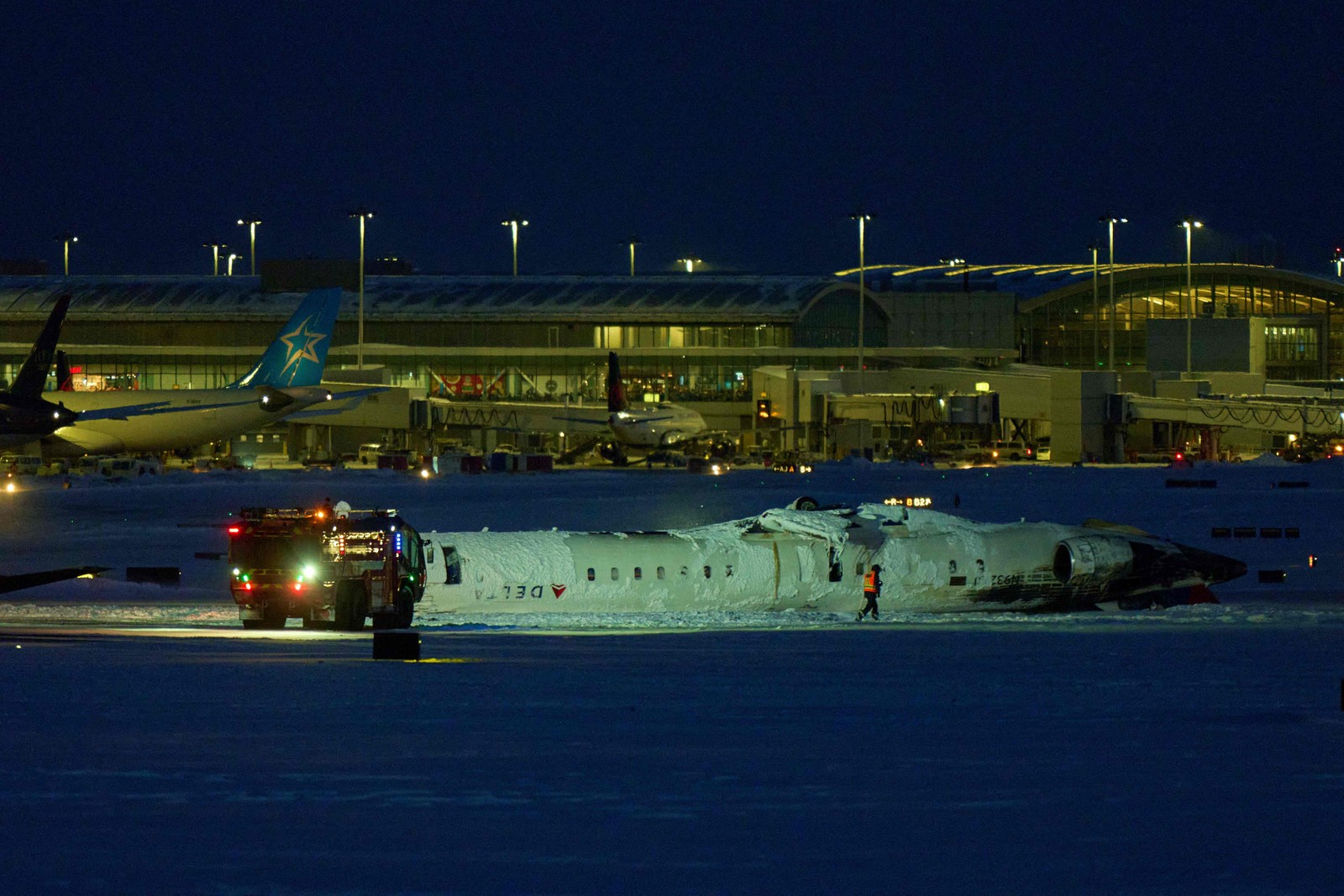Avião da Delta Airlines capota após pouso forçado no Aeroporto Pearson de Toronto, Canadá — Foto: Geoff Robins / AFP