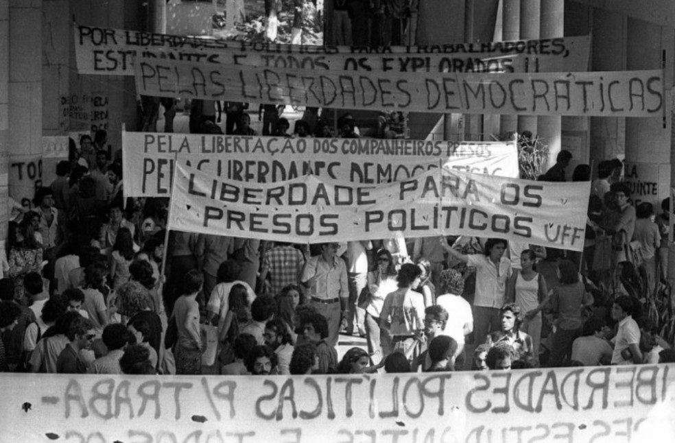 Manifestação contra a ditadura no Pilotis da PUC-Rio, em maio de 1977 — Foto: Alberto Jacob/Agência O GLOBO