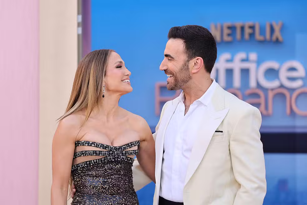 Jennifer Lopez e Brett Goldstein durante a estreia mundial de "Office Romance" — Foto: Brianna Bryson/FilmMagic